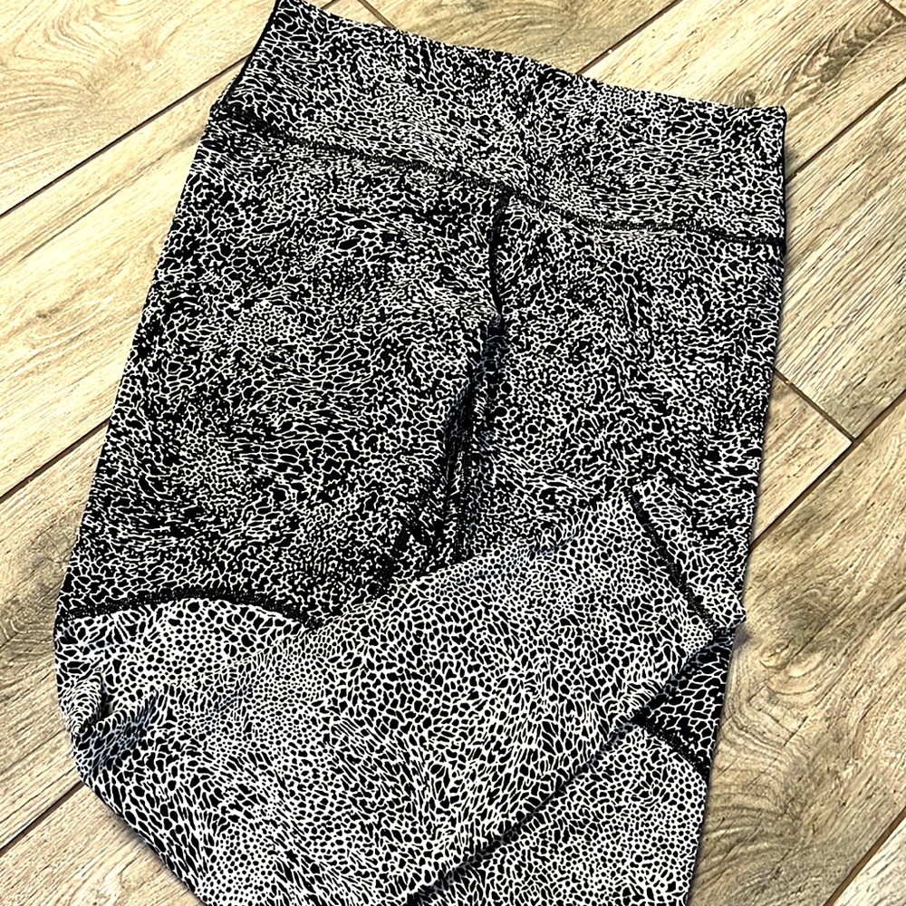 Lululemon black white animal print leggings medium